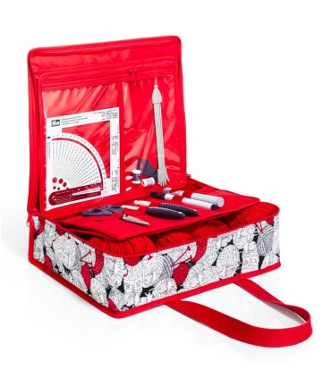 Borsa All In One - Tessuto | La Borsa all-in-one è l’ideale per trasportare tutto il necessario per il lavoro a maglia o all’uncinetto, dai tuoi accessori a molto altro.Con otto tasche interne trasparenti per gli accessori più piccoli e ulteriori dodici anelli elastici per riporre gli accessori più grandi, la borsa all-in-one è un vero miracolo salvaspazio. La sua forma rettangolare e l'alta qualità della lavorazione lo rendono ancora più attraente. Le resistenti tracolle sono ideali per portarlo, sia durante i tuoi spostamenti al prossimo corso sia in viaggio.Realizzato con tessuto imbottito e rinforzato, è reso accattivante e originale dal motivo con pecore e gomitoli che lo rende particolarmente simpatico e adatto alla sua funzione. Gli accessori presenti in foto sono stati inseriti a solo scopo dismostrativo e non sono compresi nell'articolo: Borsa all-in-one.